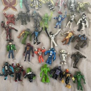 Ben 10 toy lot. 32 figures